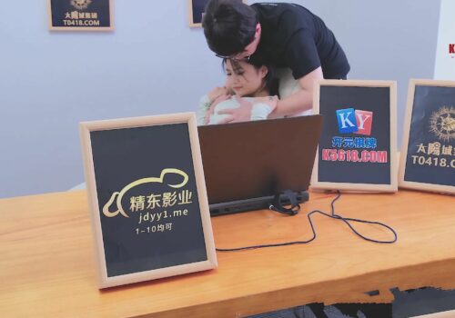 ten-sep-doi-bai-gio-tro-du-em-nhan-vien-non-to-khi-dang-lam-viec